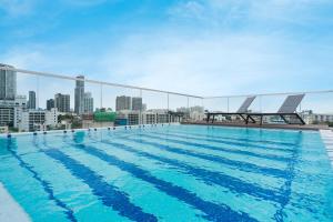 uma grande piscina no telhado de um edifício em Hotel Amber Sukhumvit 85 em Banguecoque