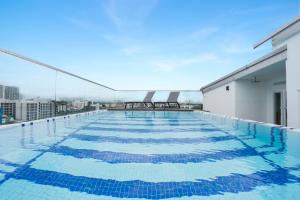 Bazén v ubytování Hotel Amber Sukhumvit 85 nebo v jeho okolí
