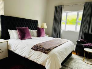 Llit o llits en una habitació de Ndaba Golf Lodge & Hello Beautiful Day Spa