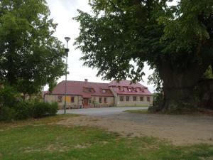 Byggingin sem gistikráin er í