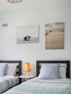 Katil atau katil-katil dalam bilik di The HardyOne - Aldinga Beach - C21 SouthCoast Holidays