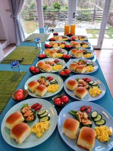 einen langen Tisch mit Teller mit Lebensmitteln drauf in der Unterkunft Sea Daughter's Homestay in Huxi
