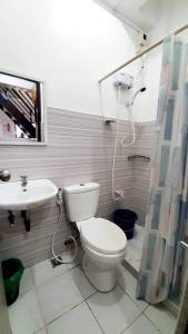 uma casa de banho com um WC e um lavatório em Kaitleen Home Stay Door 1 em Tacloban