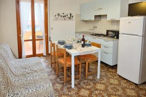 Kuchyň nebo kuchyňský kout v ubytování Peaceful flat with direct beach access Beahost