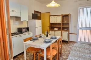 Kuchyň nebo kuchyňský kout v ubytování Peaceful flat with direct beach access Beahost