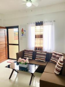 uma sala de estar com um sofá e uma mesa de centro em Kaitleen Home Stay Door 1 em Tacloban