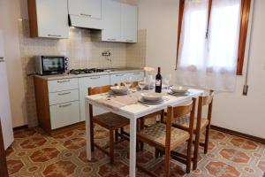 Kuchyň nebo kuchyňský kout v ubytování Peaceful flat with direct beach access Beahost