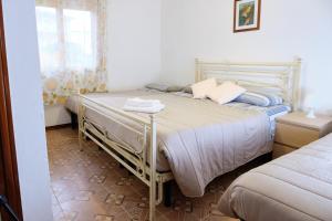 Postel nebo postele na pokoji v ubytování Peaceful flat with direct beach access Beahost