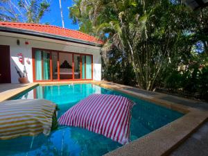 Der Swimmingpool an oder in der Nähe von Khanom Sea Beach Resort
