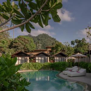 - une vue sur les villas depuis la piscine dans l'établissement The Spa Resorts - Lamai Beach, à Lamai