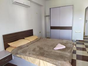 Hurghada 4 bed Villa tesisinde bir odada yatak veya yataklar