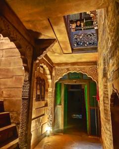 een gang van een gebouw met een groen licht bij Casa De Jodhpur in Jodhpur