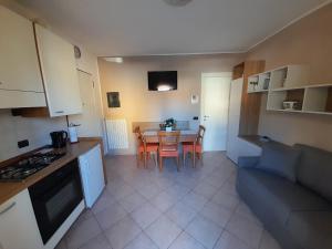 Ett kök eller pentry på Marco Apartment - Holiday Apartment Luino