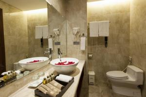 - Baño con 2 lavabos y aseo en Stay Hotel en Da Nang