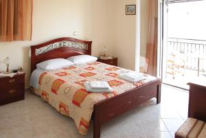 um quarto com uma cama com duas toalhas em Jasmin Trapezaki Kefalonia em Trapezaki