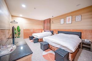 a bedroom with two beds and a sink and a bathroom at All Want Stay in Ch'ang-p'ing