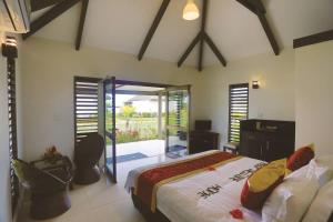 una camera da letto con un letto e una grande finestra di Lander's Bay Resort a Lautoka