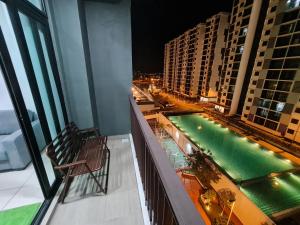 un balcon avec vue sur une piscine dans l'établissement Yara's Homestay at Desaru Utama Residence, à Bandar Penawar