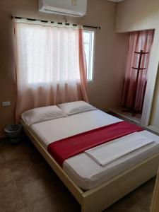 Postel nebo postele na pokoji v ubytování HOSTAL COVEÑAS INN