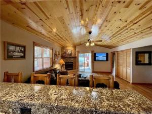 TV/trung tâm giải trí tại Enchanting Cabin with Hot Tub & Quiet Neighborhood