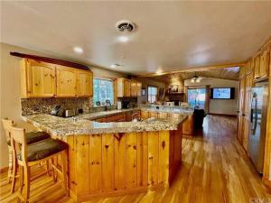 Gallery image of Enchanting Cabin with Hot Tub & Quiet Neighborhood in Big Bear Lake