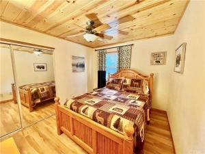 Giường trong phòng chung tại Enchanting Cabin with Hot Tub & Quiet Neighborhood