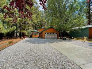 Vườn quanh Enchanting Cabin with Hot Tub & Quiet Neighborhood