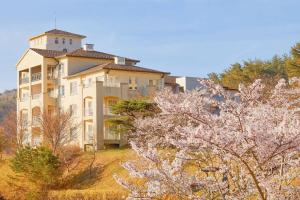 ein großes Gebäude auf einem Hügel mit Bäumen in der Unterkunft Gyeongju Mauna Ocean Resort in Gyeongju