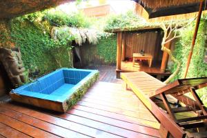 una terraza de madera con una bañera azul en la parte superior. en Kenting Afei Surf Hostel Nanwan, en Nanwan