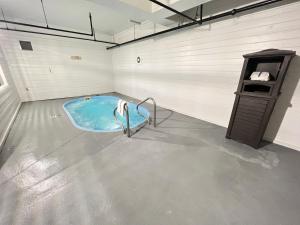 a room with a bath tub in a garage at SureStay Plus Hotel by Best Western Mammoth Lakes in Mammoth Lakes