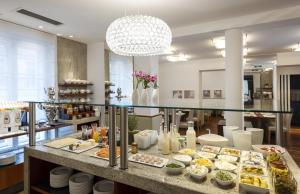 un buffet de comida en una mesa en una habitación en Boutique Hotel Das Tigra en Viena