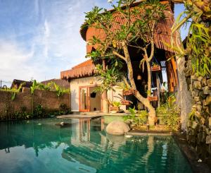 uma villa com piscina em frente a uma casa em Uma Jala Villa Ubud em Ubud