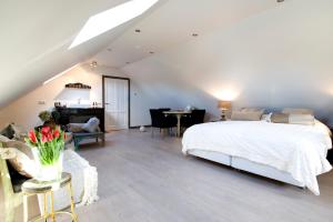 a bedroom with a bed and a desk in a room at B&B De Drentse Es in Emmen