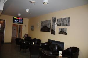TV a/nebo společenská místnost v ubytování Logis Hôtel- Restaurant La Renaissance