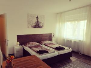 een slaapkamer met een bed en een raam met een foto aan de muur bij MyCrib I Free Parking I Self Check-in in Graz