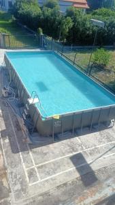 uma grande piscina com cadeiras ao redor em Homestay Roomstay Muar Srizahrani em Muar