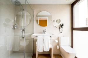 y baño con lavabo y ducha. en atLumbreras16, en Sevilla