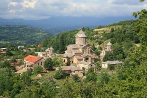 un gruppo di edifici in cima a una collina di Guesthouse Gegi a Kutaisi