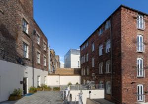 um pátio vazio num antigo edifício de tijolos em Wall St flat by HNFC Stays - Netflix & Popcorn em Newcastle upon Tyne