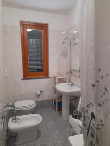 a bathroom with a toilet and a sink at La dimora felice in Marmi