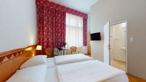 Un pat sau paturi într-o cameră la Hotel Post Wien