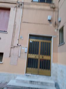 un edificio con porta gialla e scale di Casa via dei platani a Chieti