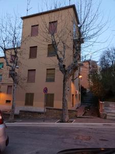 een gebouw aan de straatkant bij Casa via dei platani in Chieti