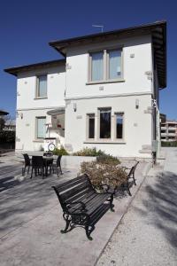 a building with a bench in front of a building at residence villa Frio Frio in Ronchi dei Legionari