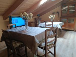 TV a/nebo společenská místnost v ubytování Alloggio Alla Collina