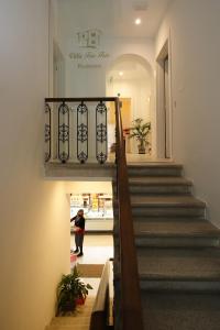 eine Person, die die Treppe eines Gebäudes hinuntergeht in der Unterkunft residence villa Frio Frio in Ronchi dei Legionari