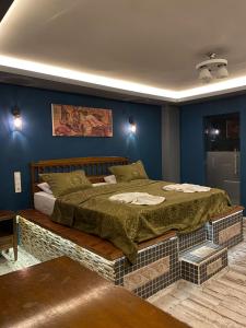 Кровать или кровати в номере Rebetika Hotel & bistro