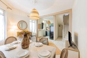 TV a/nebo společenská místnost v ubytování Coral Sunset