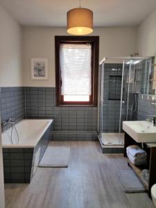 Bilik mandi di Nostalgie Apartment Weimar