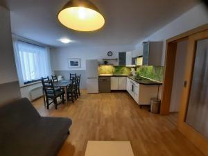 een keuken en eetkamer met een tafel en stoelen bij Lipno 35 - Lipno In in Lipno nad Vltavou